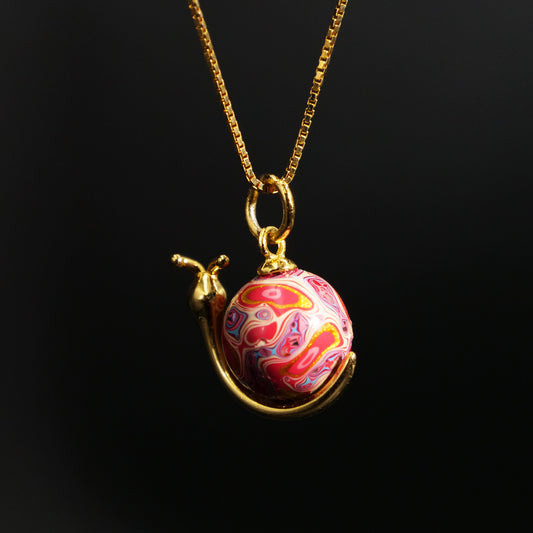 "Colored Pink Beads Snail Pendant Necklace with High-Quality Gold Lacquered Wood Beads"