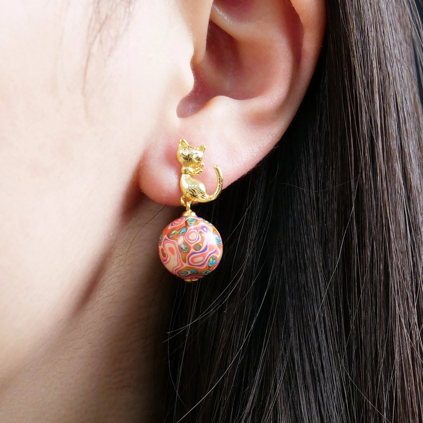 Pink lacquer bead cat earrings, copper electric gold plated, gold line temperament high-grade earrings