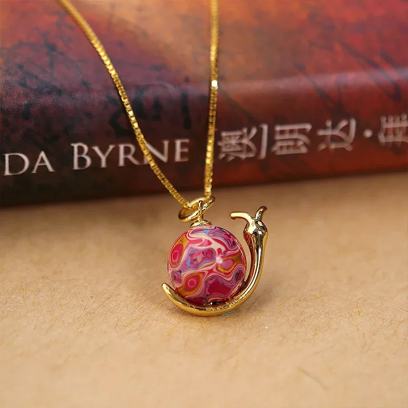 "Colored Pink Beads Snail Pendant Necklace with High-Quality Gold Lacquered Wood Beads"