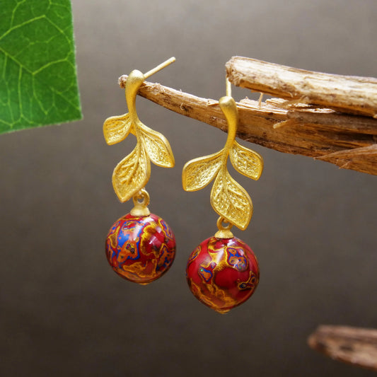 Red lacquer bead earrings spherical with leaf shape, gold lines, copper gold plated, high-grade earrings