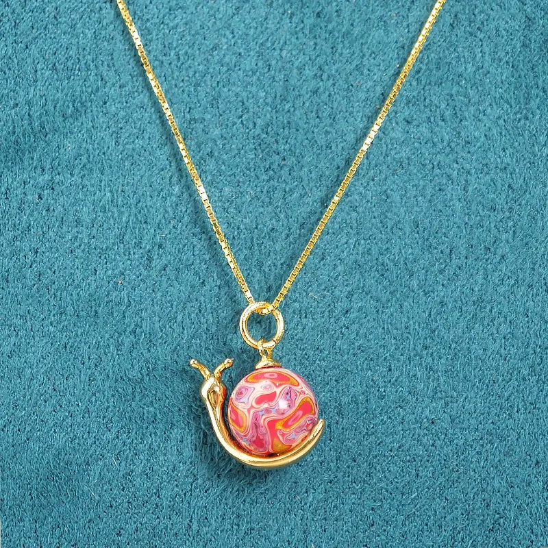 "Colored Pink Beads Snail Pendant Necklace with High-Quality Gold Lacquered Wood Beads"