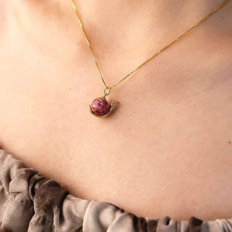 "Colored Pink Beads Snail Pendant Necklace with High-Quality Gold Lacquered Wood Beads"